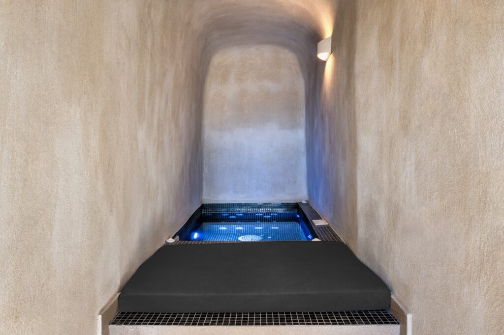 JUNIOR SUITE WITH INDOOR HEATED JACUZZI